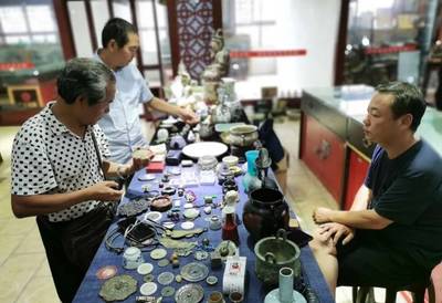 珍稀錢幣收藏家云集中福古玩城,探討交流最新市場動(dòng)態(tài)與投資策略