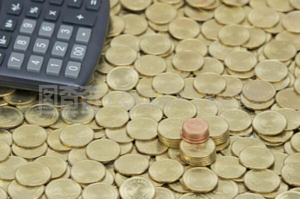 一堆金幣上有計算器的銅幣