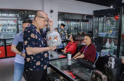 珍稀錢幣收藏家云集中福古玩城,探討交流最新市場動態與投資策略
